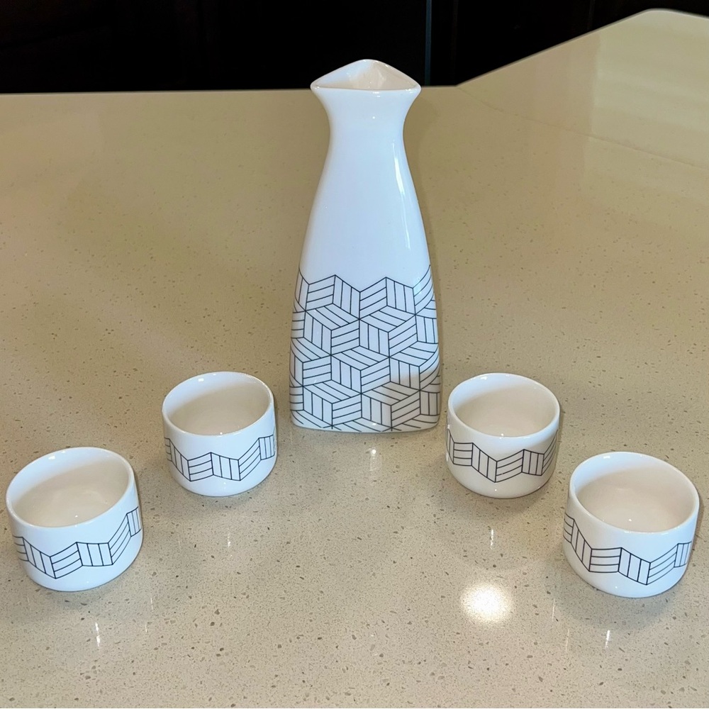 Short Stories Sake Set in Black and White NEW WITH TAGS AND BOX - Picture 2 of 5